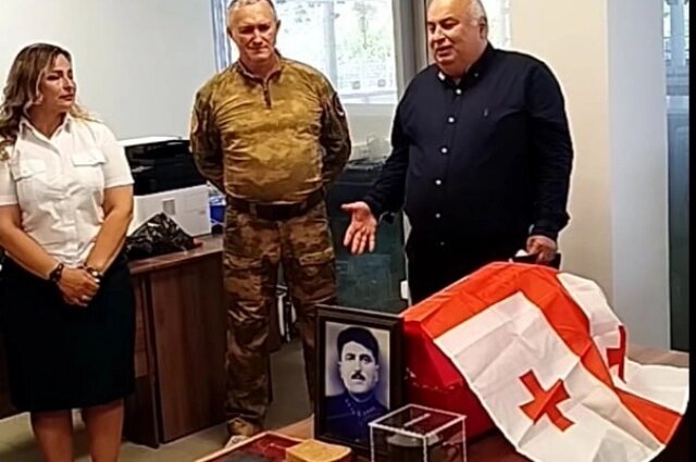    Внук солдата, Тенгиз Велулава на церемонии передачи останков. Фото: Из архива/ личный архив Зазы Миладзе.