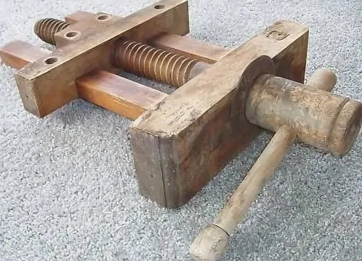 Старинные тиски с деревянным винтом