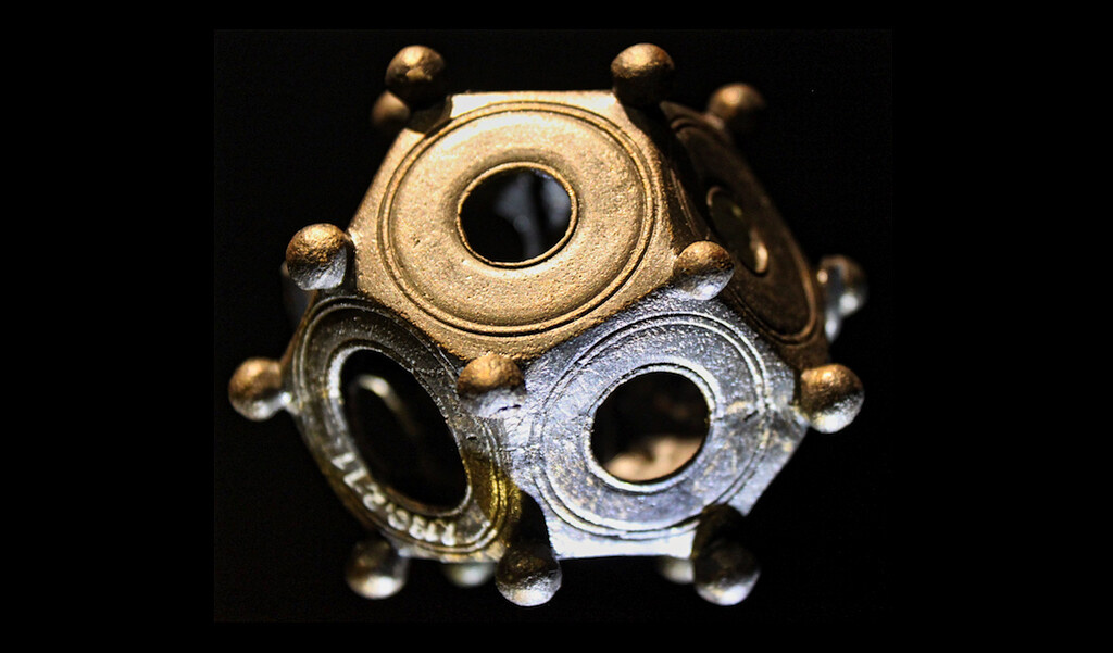 Этот римский додекаэдр датируется II или III веком и находится в Штутгарте, Германия. CC3.0 Анагория.