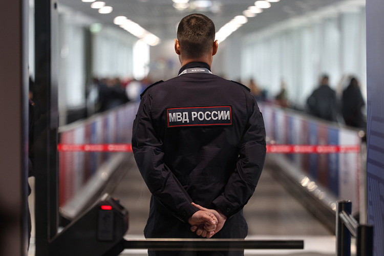 По словам Чубарова, индексация окладов денежного содержания сотрудников МВД России в 2023 году не позволила преодолеть уровень средней зарплаты в субъектах РФФото: «БИЗНЕС Online»