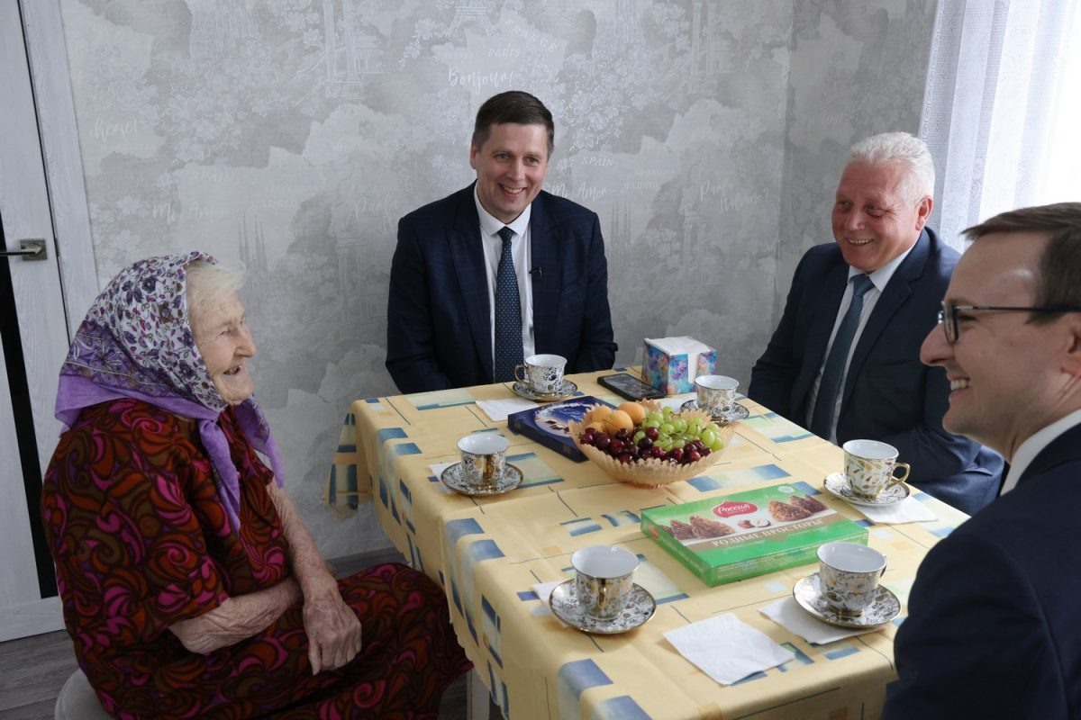    Андрей Гнеушев навестил ветерана Великой Отечественной войны Надежду Андреевну Мишину из Сеченова