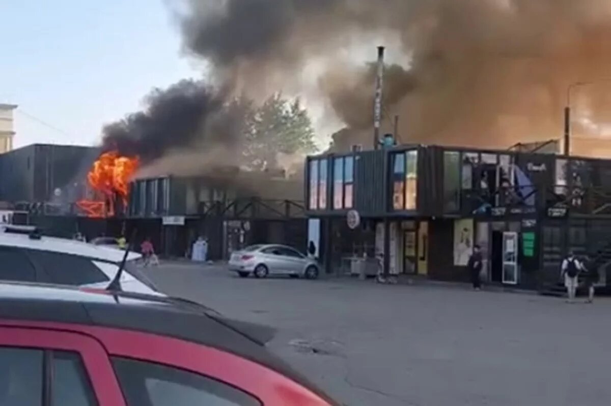    На улице Артиллерийская напротив ТРК «Горки» горит кафе-шашлычная