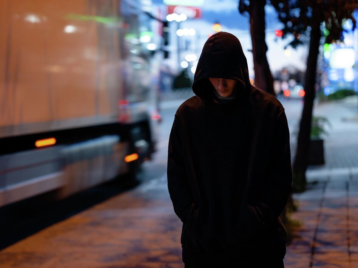    Подросток в капюшоне© Getty Images / YorVen