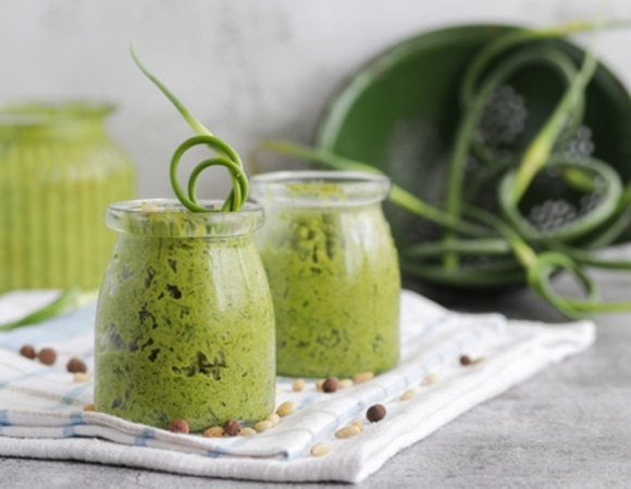 Песто из чесночных стрелок с грецким орехом — успейте насладиться сезонной закуской