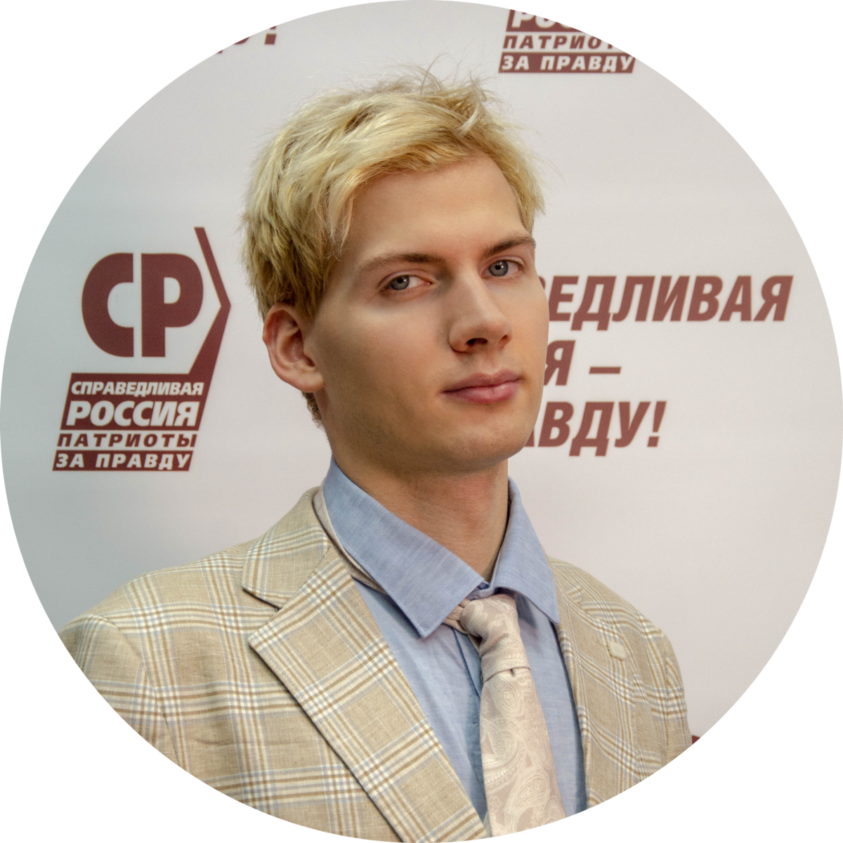 – Наши заявители часто сталкиваются с навязыванием различных дополнительных услуг при покупке авто. Если раньше лидером по числу жалоб был бесполезный пакет помощи на дороге «Автодруг», то все чаще –полисы страхования. Елена купила машину за 1,6 миллиона рублей и ещё 200 тысяч заплатила за ненужные страховки. Причем клиентке толком ничего не объяснили: ни какие полисы она покупает, ни их стоимость, ни возможность отказаться в период охлаждения – 30 дней, в течение которых можно без штрафов расторгнуть договор страхования. Заявление нужно подать страховщику, – пояснил специалист Центра Матвей Мухин.