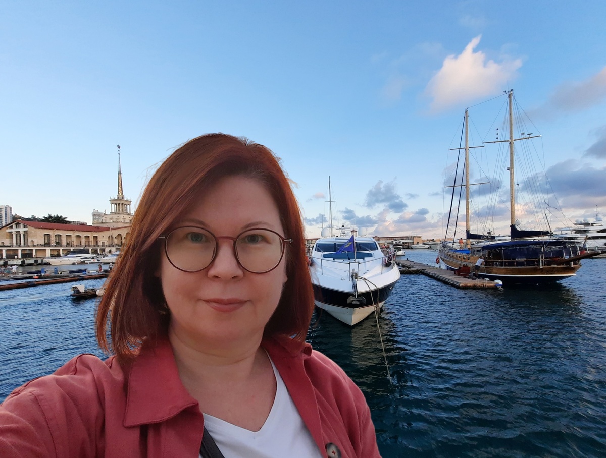 На фото - автор статьи, Лариса Васильева на  фоне сочинского морпорта