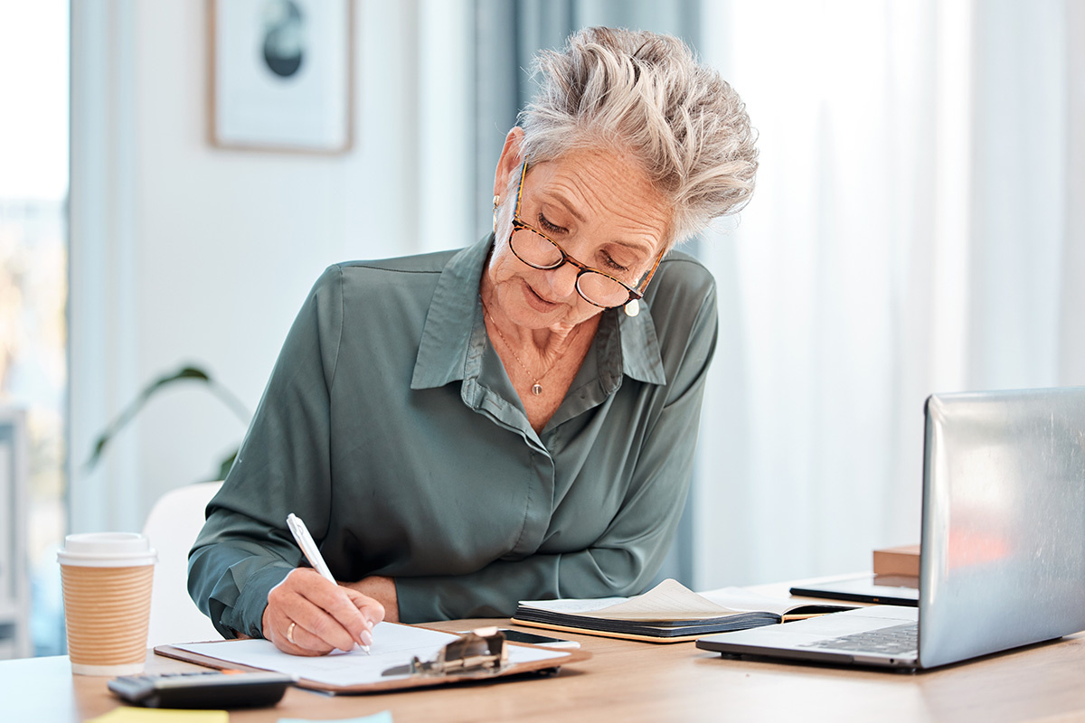    Справку составляют в отделе кадров. Источник: Shutterstock