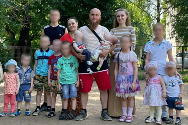    Иван Сухов с женами и детьми / polygamy_blog/VK