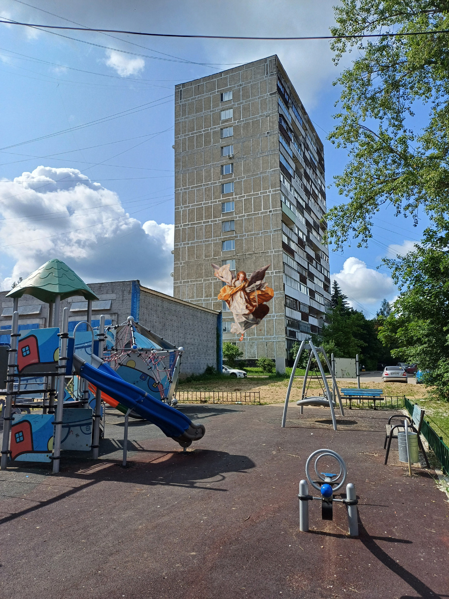 Хочу вам рассказать одну историю, которая со мной произошла в юном детстве. Мне было тогда лет 8 или 9 я гулял на этой самой детской площадке. Только вот конструкция площадки была немного иная. 