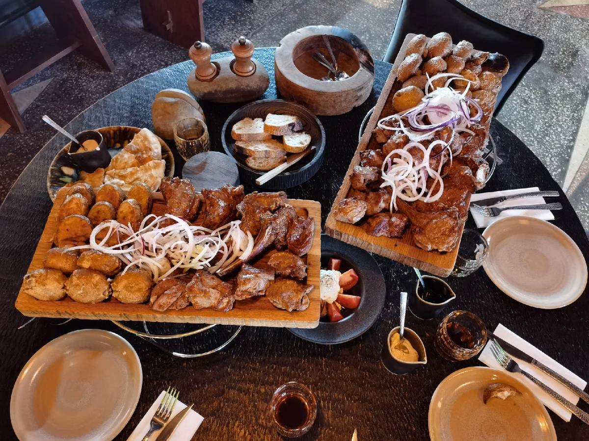 Дагестанский шашлык отличается от армянского или грузинского маринадом: его делают на местных травах, иногда добавляют куркуму. Минеральную воду, кефир или уксус не используют — только специи. Но главный секрет вкусного шашлыка — свежее мясо. Фото: Ирина Горчилина / Яндекс Карты