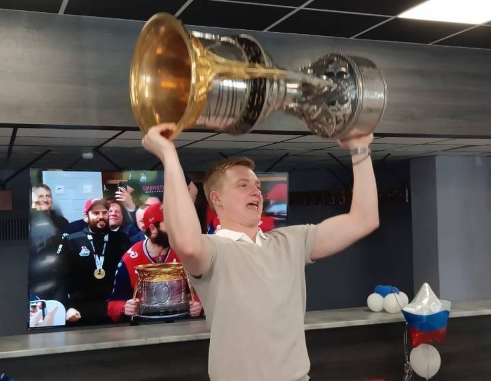    Вес взят – Егор Сурин с Кубком Гагарина над головой. Юрий КОЗЛОВ