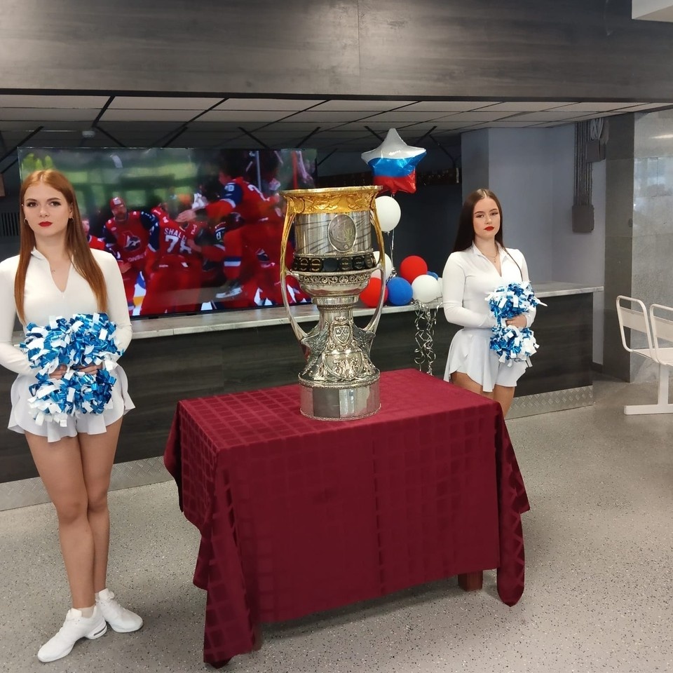    Главный трофей российского хоккея стерегли очаровательные девушки. Юрий КОЗЛОВ