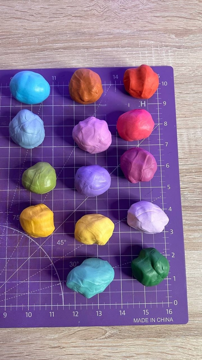 Знаю, многие из вас пугаются работать с цветной полимерной глиной из за страха, что придется покупать огромное количество разнообразных оттенков.

Но на самом деле вам нужно всего 4 цвета!
Глина, как и краски отлично смешивается между собой и правила колористики можно отлично перенести и сюда.
Единственное отличие - непрозрачность материала, а в остальном все тоже самое. На картинке ниже, глина с прозрачным эффектом, для смешивания разных оттенков ее брать не стоит. Лучше взять полимерную глину из серии nomber one