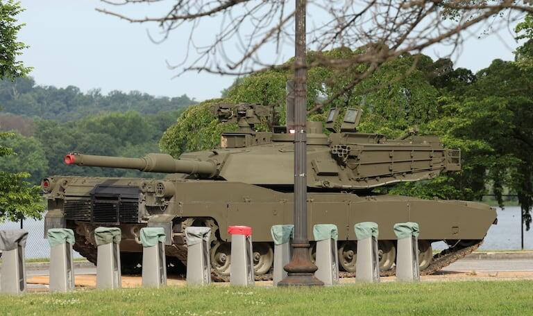 Танк M1A2 «Абрамс», чьи собратья славно пылали на полях нашей СВО на Украине, припаркован в парке Уэст-Потомак перед парадом в честь 250-летия армии США, который, по совпадению, стал первым в своём роде и состоится в день рождения Дональда Трампа. Кевин Ламарк/Reuters.