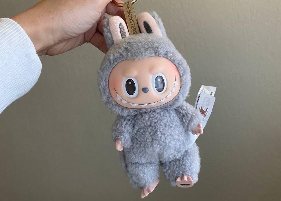 Мягкая виниловая фигурка Labubu с ярким и милым дизайном - коллекционная игрушка с характером