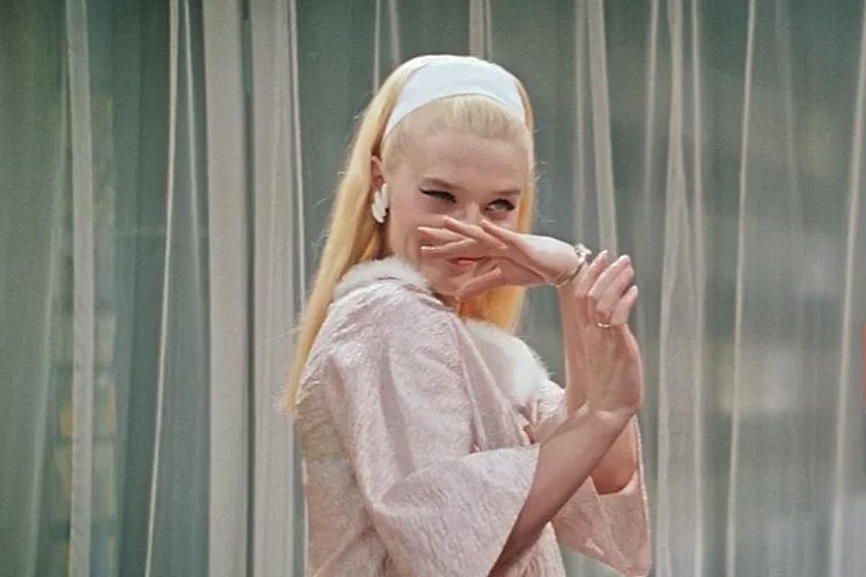 НЕ ВИНОВАТАЯ Я, ОН САМ ПРИШЕЛ! (известная героиня из фильма "Бриллиантовая рука", изображение e1.ru)