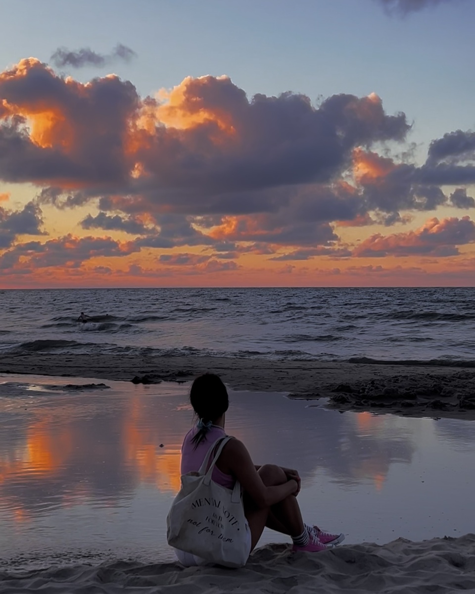 Кто-то бронирует столик в ресторане, а мы бронируем песок с видом на закат и рискуем быть облизанными морем.