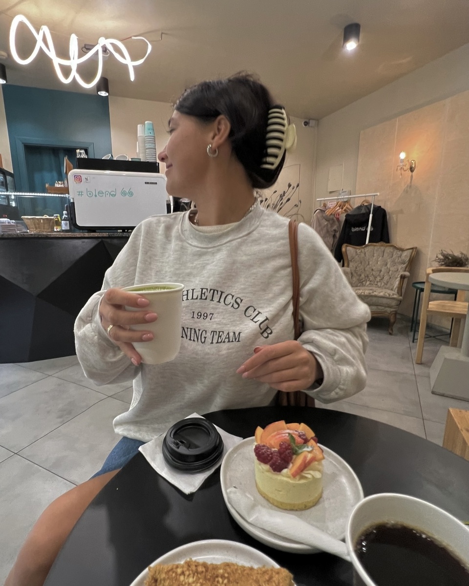 Нет ничего вкуснее, чем кофе с видом на море. Не засиживаемся, доливаем остатки кофе «с собой» и держим путь — «допить кофе у моря»