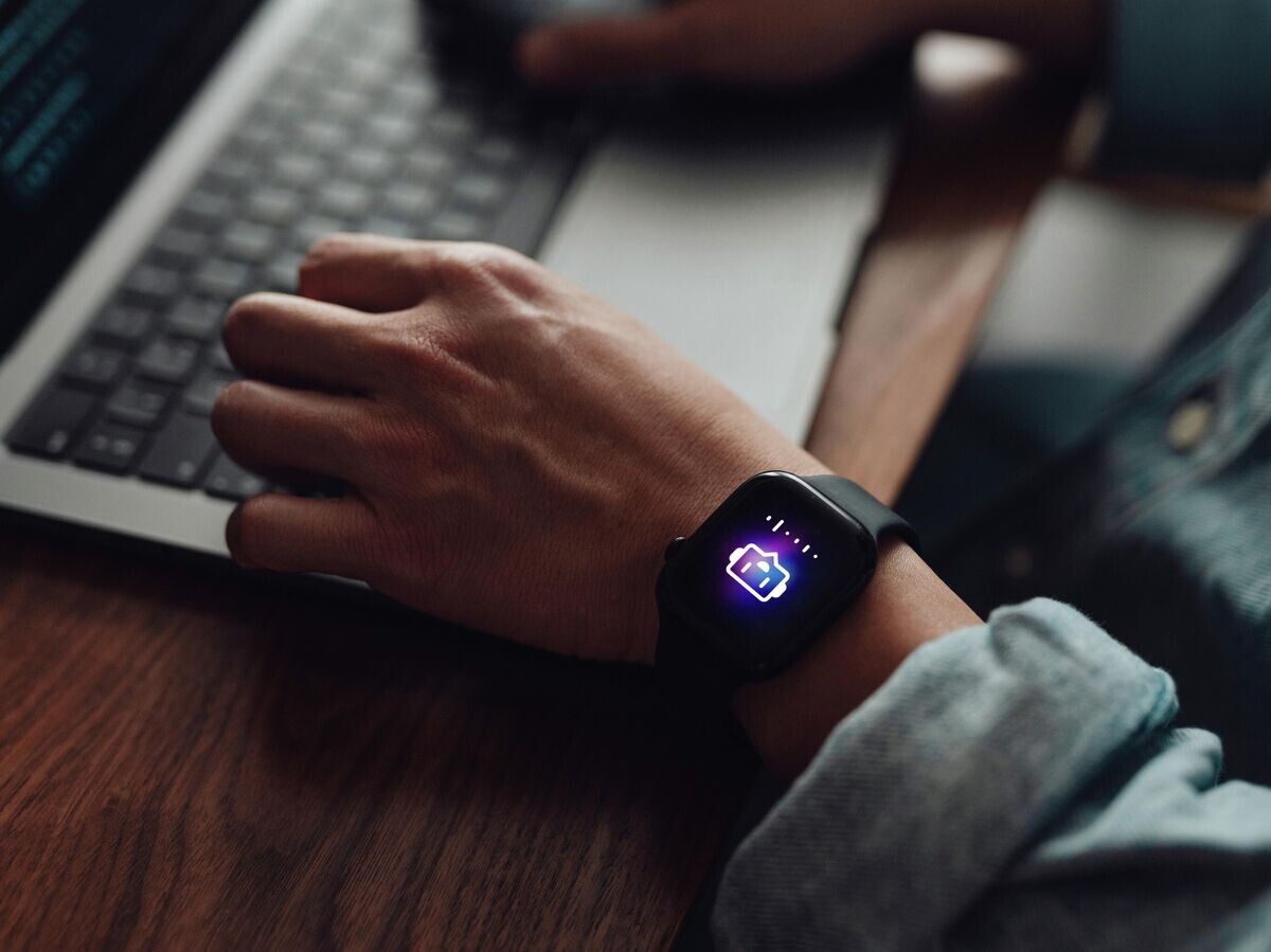    Мужчина за ноутбуком в смарт-часах© Getty Images / Oscar Wong