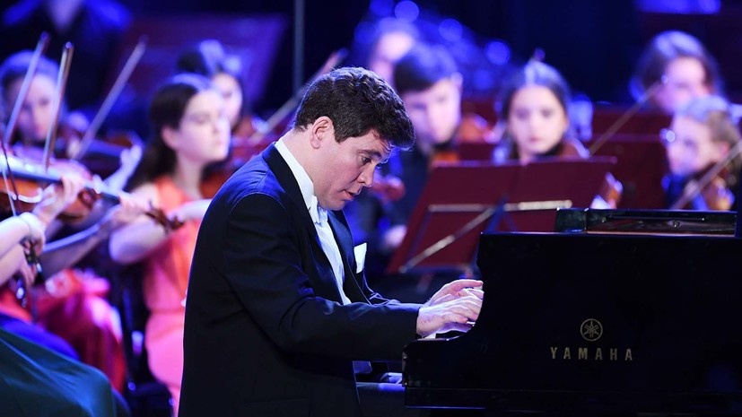     Денис Мацуев родился в Иркутске 11 июня 1975 года. Его родители посвятили жизнь музыке: отец был пианистом и композитором, мать — преподавателем класса фортепиано в педагогическом институте. Первым учителем музыки Дениса Мацуева была бабушка по отцу (она играла на пяти инструментах) РИА Новости Евгений Биятов