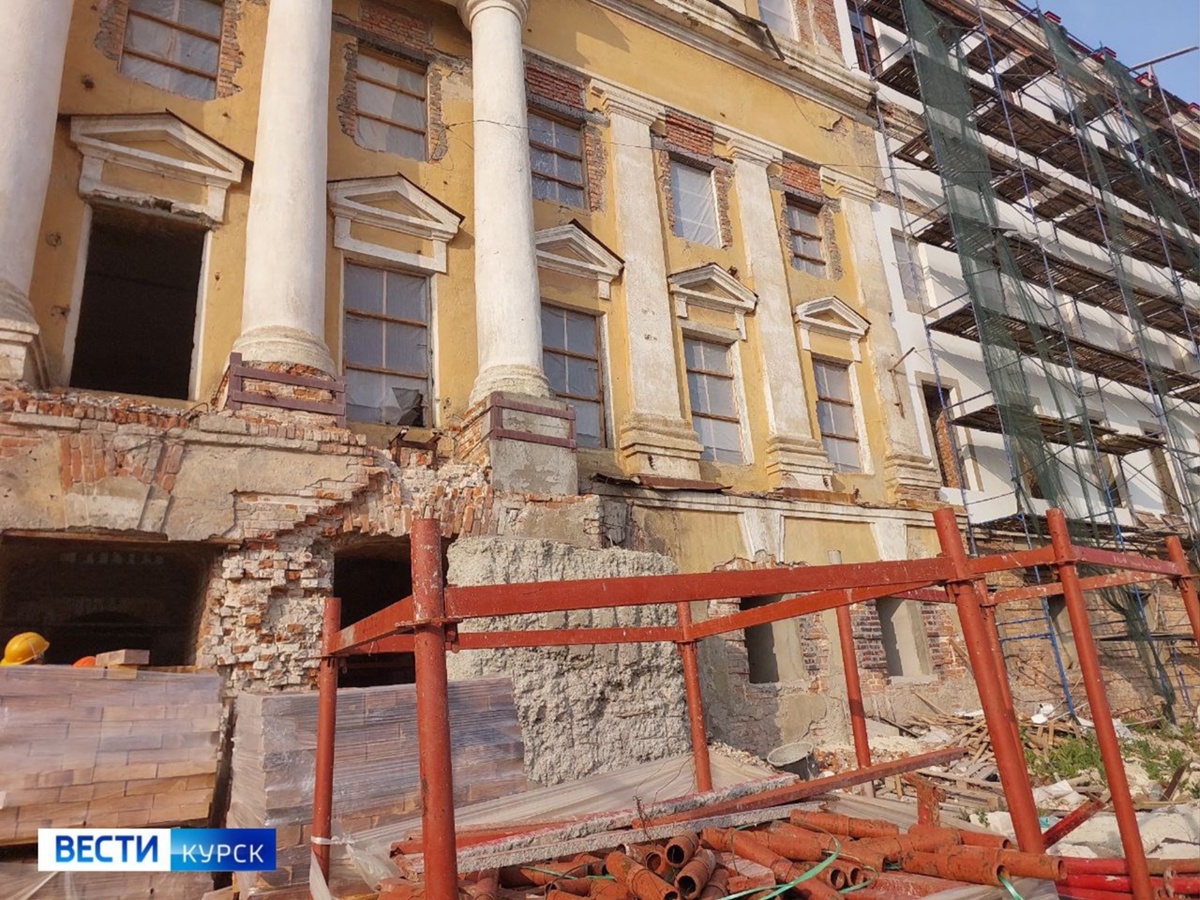    Александр Хинштейн осмотрел ход ремонтных работ в здании бывшей мужской гимназии в Курске