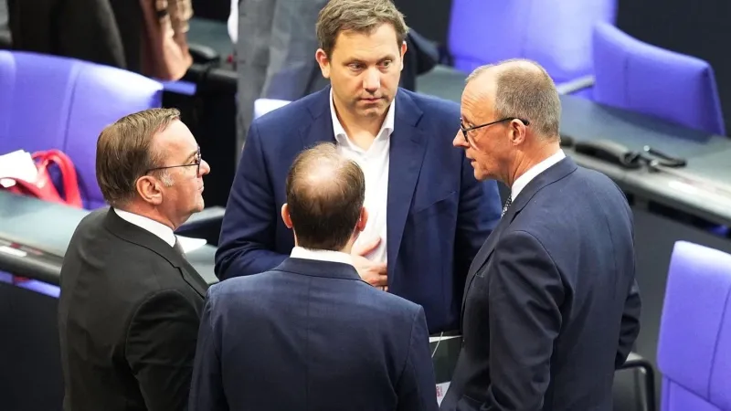 Фото:
Михаэль Каппелер / DPA
Лидер СДПГ Клингбайль с канцлером Мерцем и министром обороны Писториусом