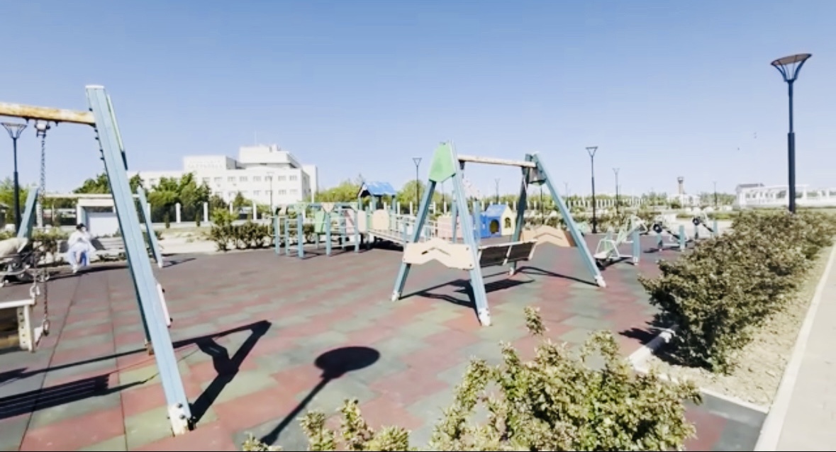 Фото Автора, Детская площадка на набережной города Саки.