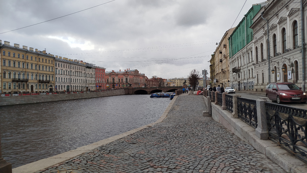 набережная р. Фонтанки, справа серое здание и есть музей