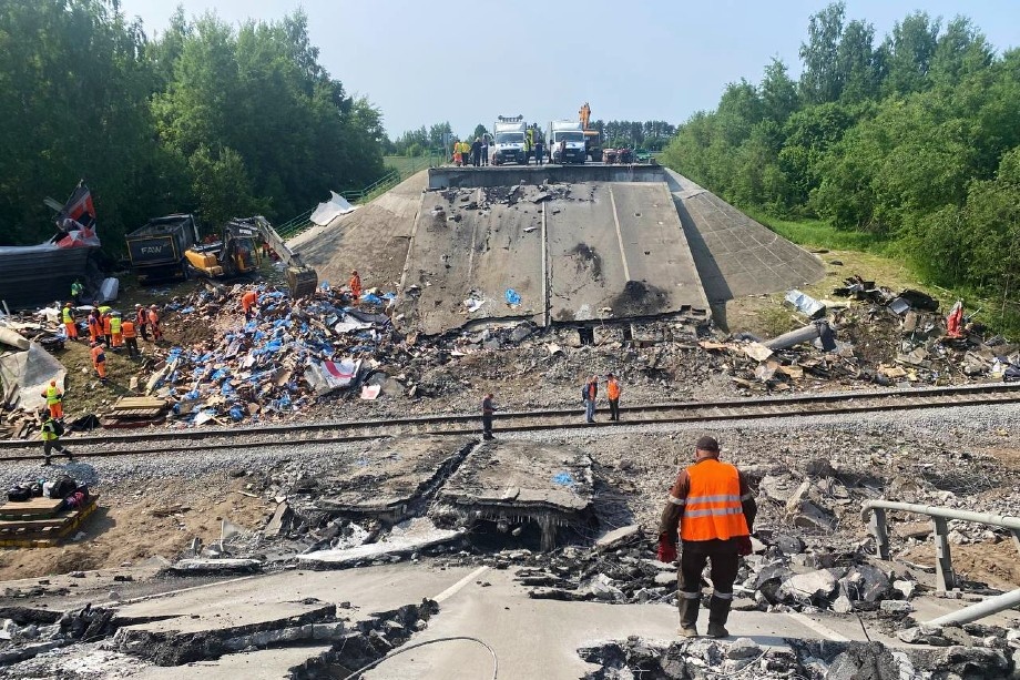 Работы по ликвидации последствий подрыва моста в Выгоничском районе Брянской области. | Фото: официальный телеграм-канал губернатора Брянской области Александра Богомаза