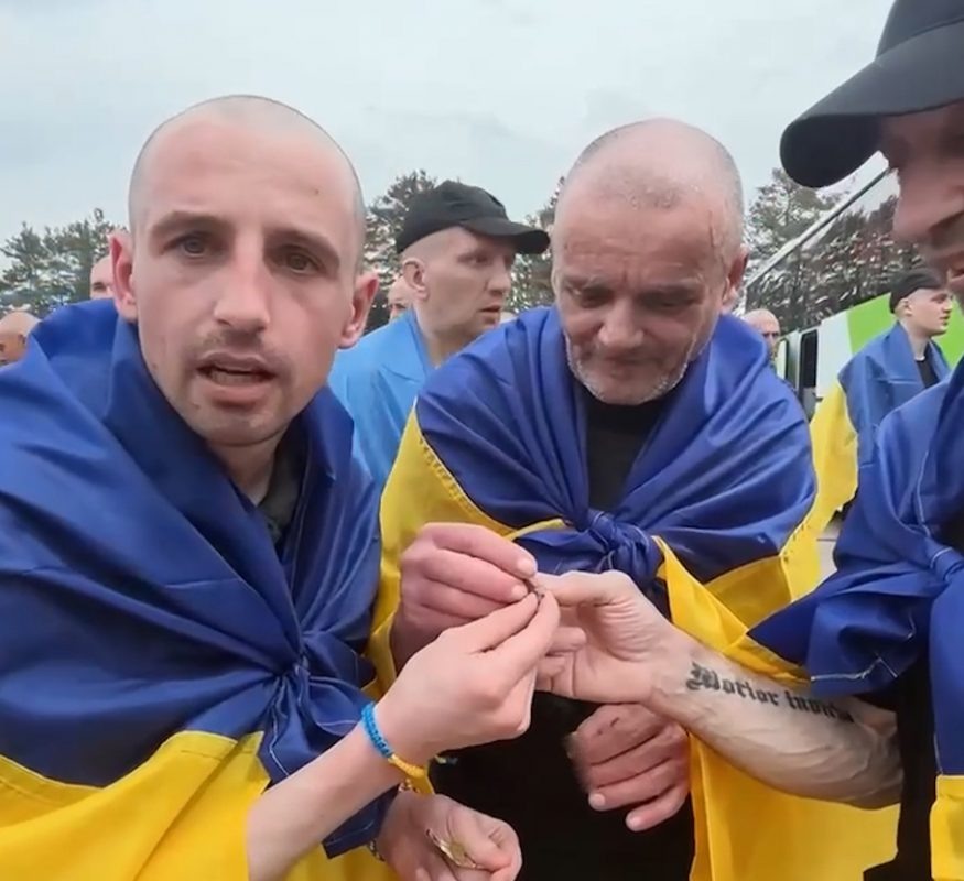  "Измученные" российским пленов "герои" только вступив на украинскую землю первым делом делят шоколадку. Фото: кадр видео