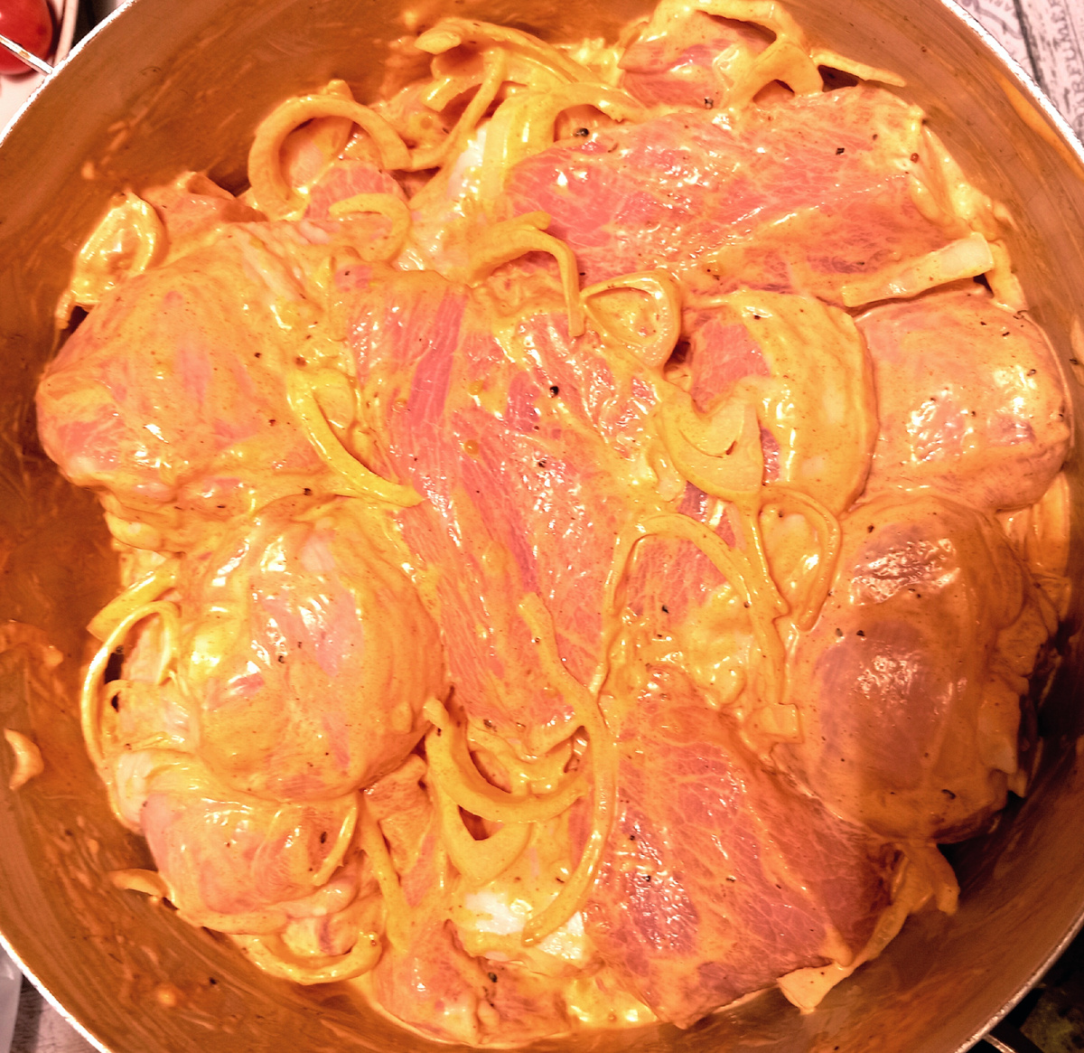 Мясо, Майонез, Лук репчатый, специи для шашлыка. 