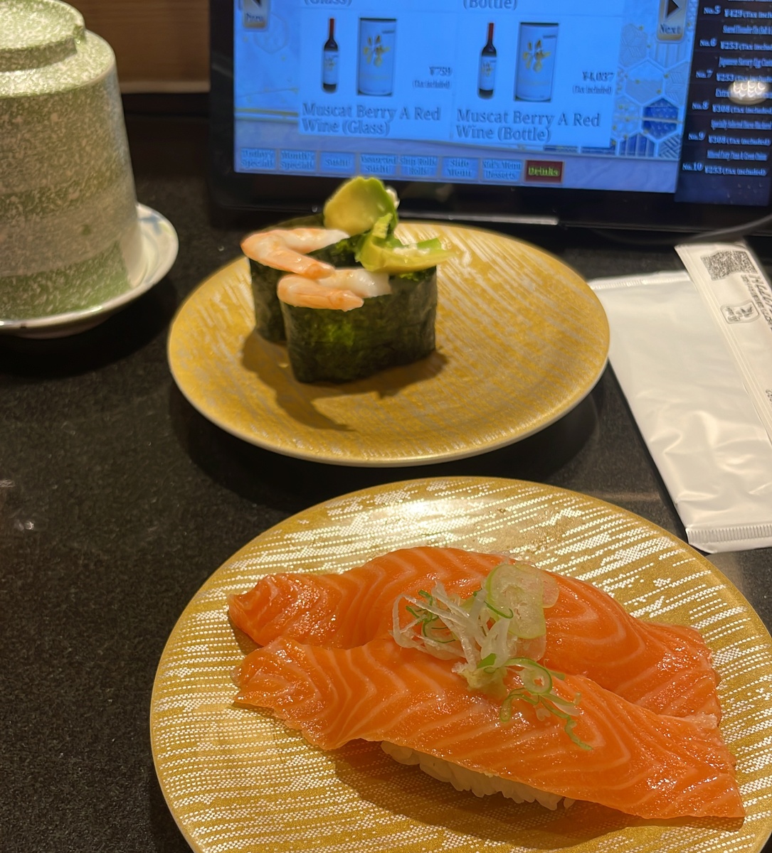 Аутентичные современные японские суши. Не похожи на наши ни визуально, ни по вкусу.