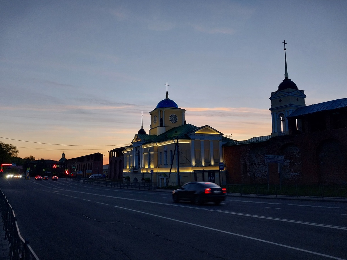 Архитектурный объект в центре - Днепровские ворота. Как мы поняли, раньше они вели на мост через Днепр. Сейчас на Успенский мост можно выехать в промежуток между стенами левее..