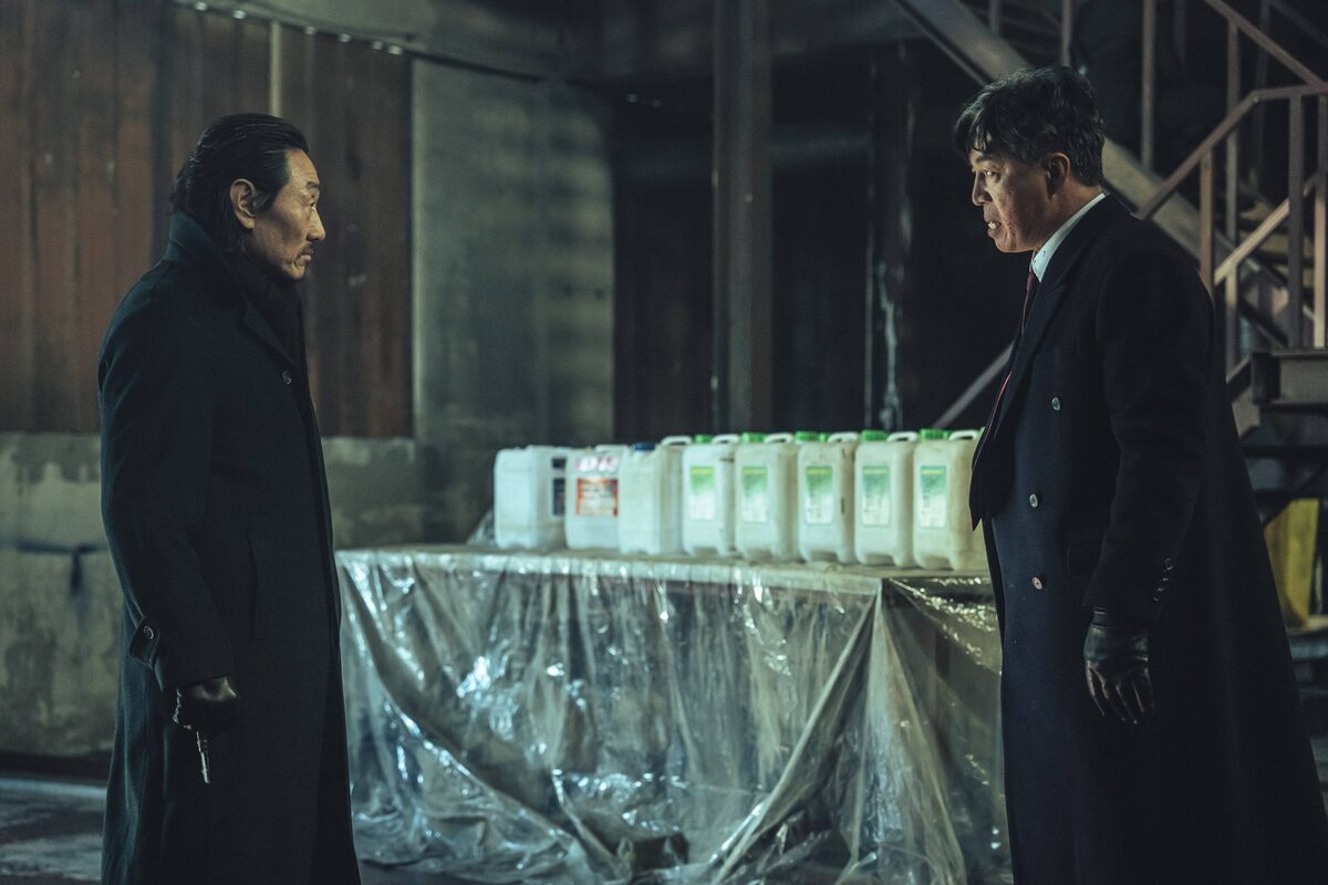 Кадр из дорамы «Пощады не будет». Главы двух банд