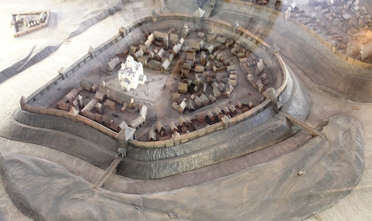 Диск -кольцо. Макет-реконструкция Суздаля. Фото из открытых источников.