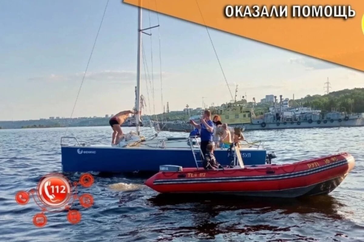    На Волге в Ульяновске яхта с людьми чуть не разбилась о волнорезы