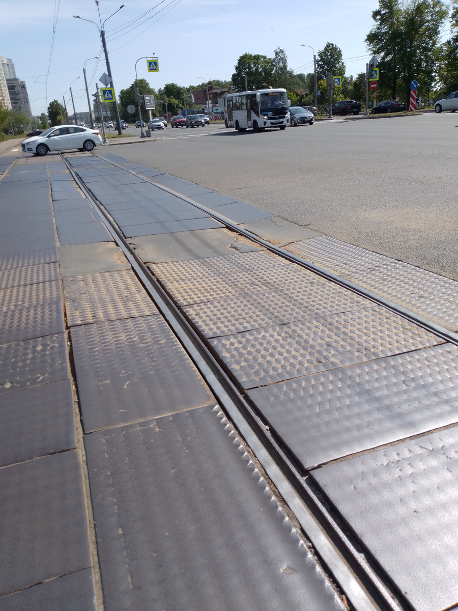 Металлические листы. Потом их заменили на бетонные плиты