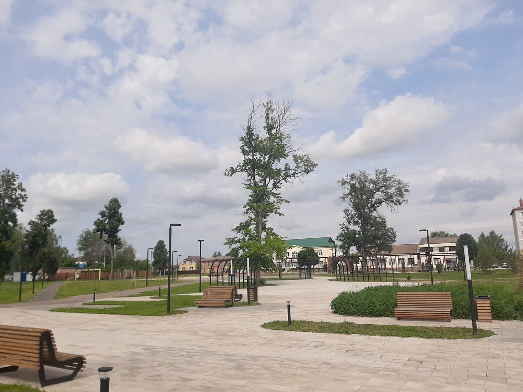 
Там где всего два года назад было поле, сейчас прекрасный сквер с различными площадками.