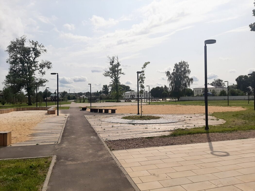 Где можно играть в пляжный волейбол или просто позагорать.