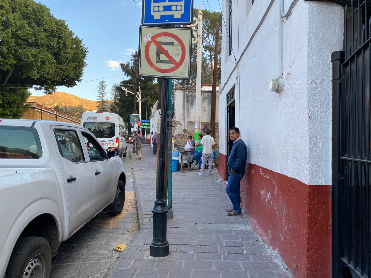 Написано же - ПАРКОВАТЬСЯ ЗАПРЕЩЕНО! А в Мексике все по колено! 