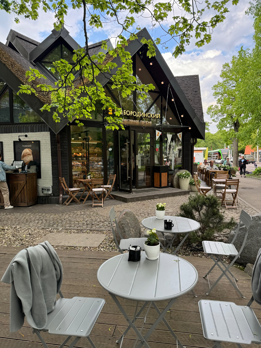 Летняя терраса кофейни в Калининграде 