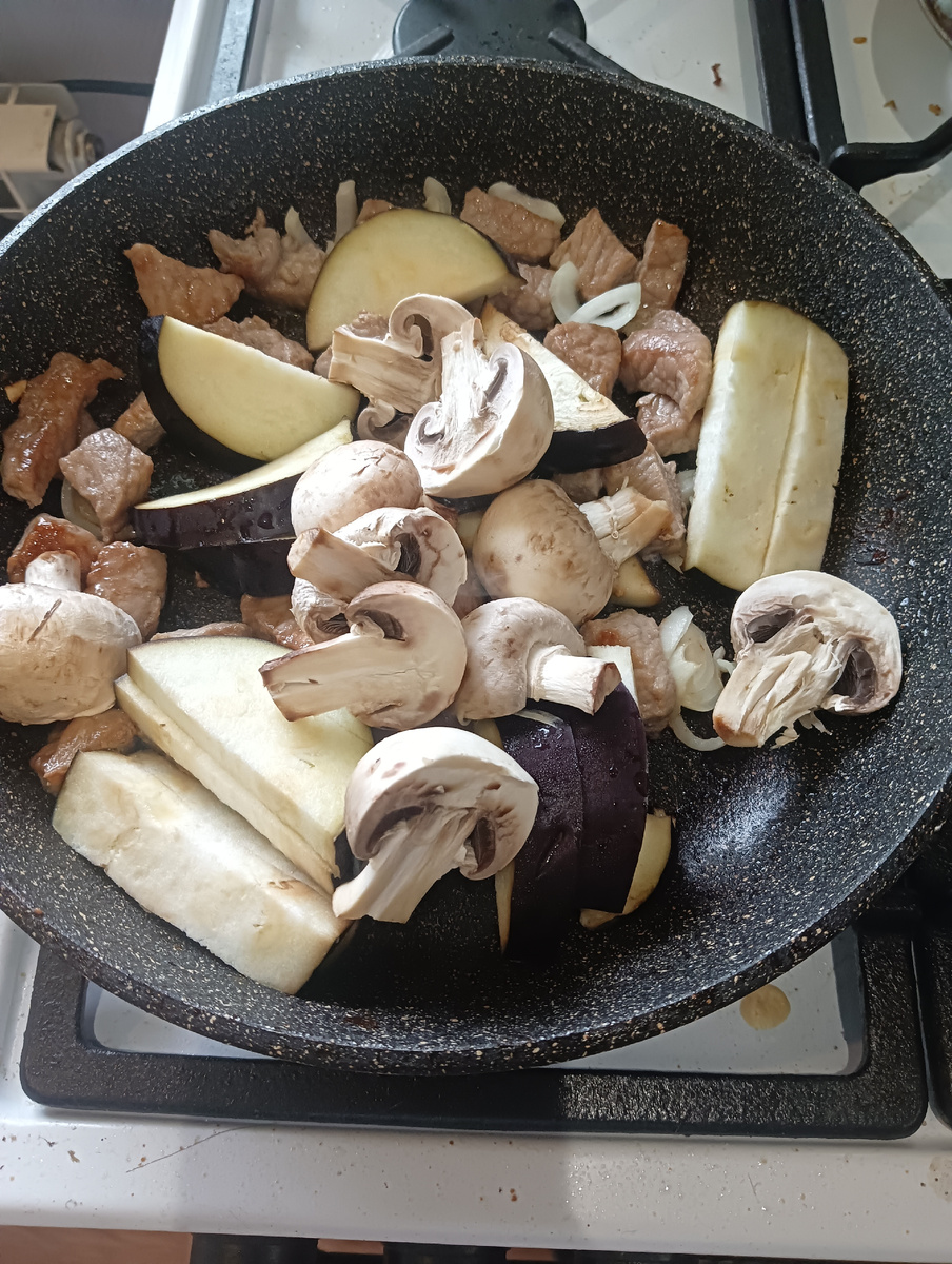 Тут мясо уже обжарила и добавила овощи с грибами 