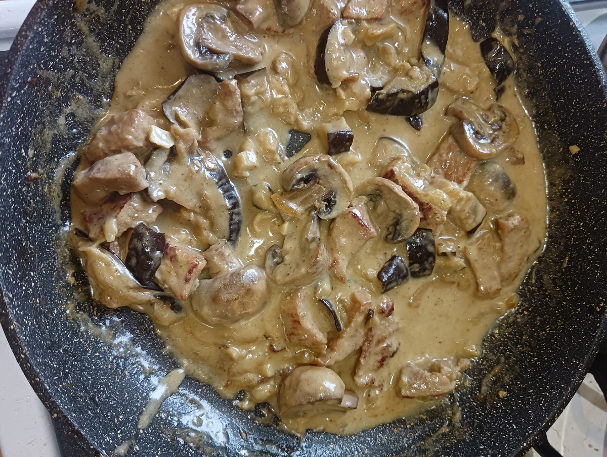 А это уже готовое блюдо. Подливка очень вкусная, да и все остальное тоже