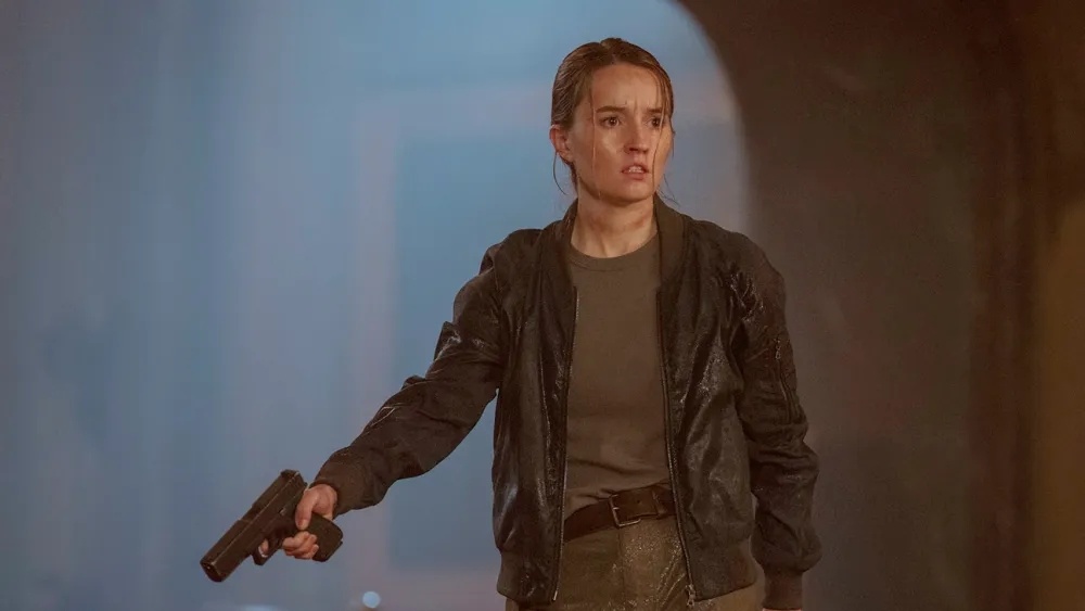    Кейтлин Дивер в образе Эбби, кадр из второго сезона сериала «Одни из нас»