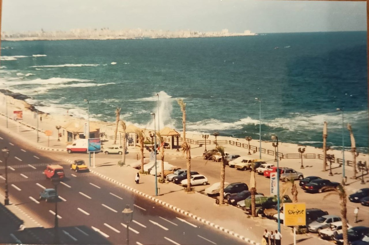 Шторм в Александрии. Подлинное пленочное фото из той поездки.