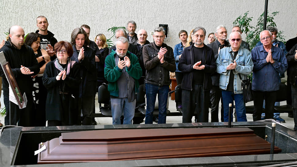 Церемония прощания с поэтом, журналистом, сооснователем рок-группы «Аквариум» Анатолием Гуницким в Центральном траурном зале Санкт-Петербургского крематория.📷Фото: Алексей Смагин / Коммерсантъ