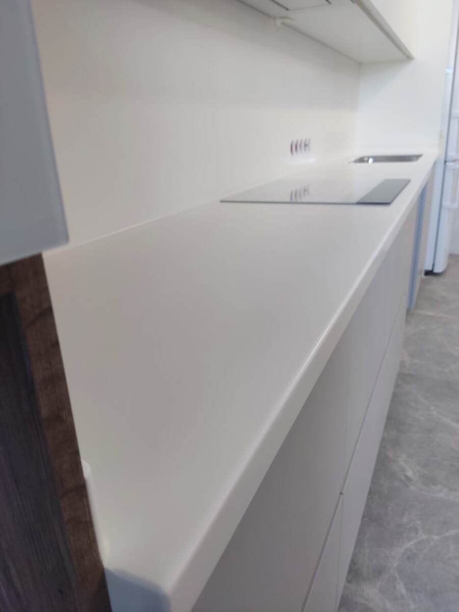 белая столешница из искусственного камня