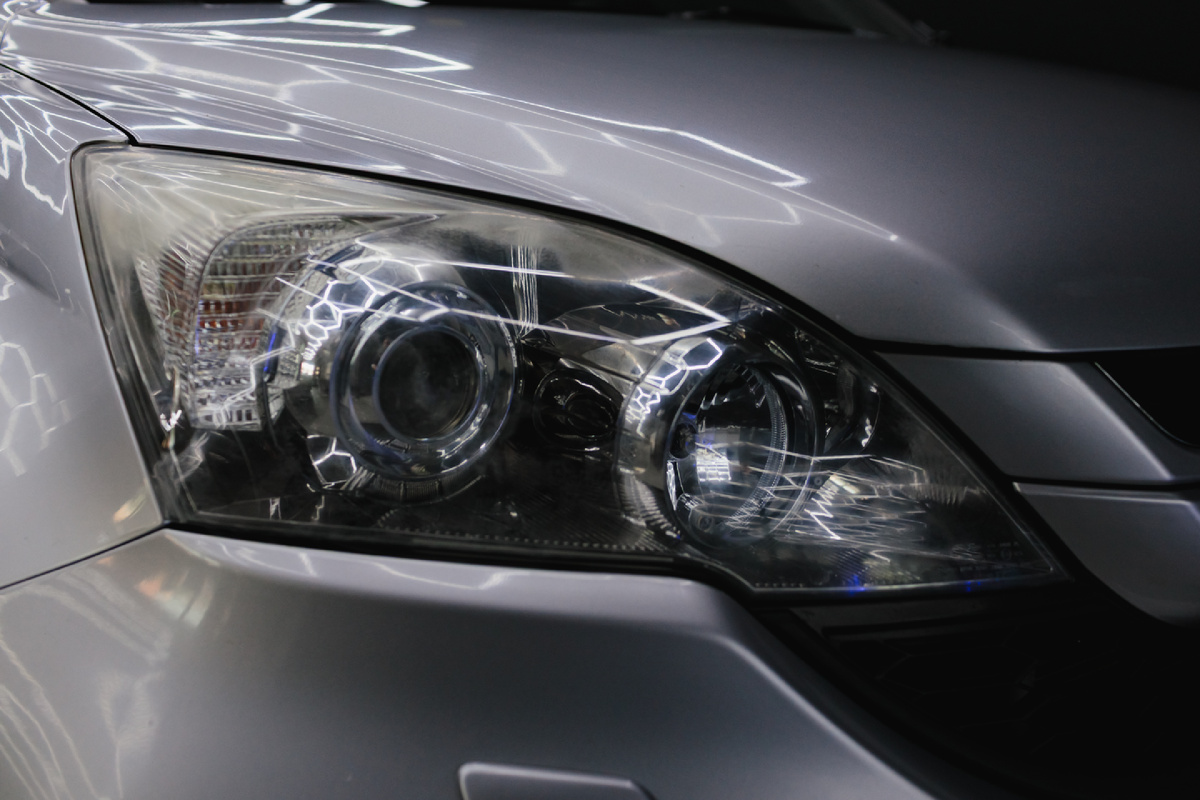 Источник фото: https://custom-heroes.ru/raboty/vid-uslugi/avtosvet/nashi-raboty/honda-cr-v-s-novymi-linzami-sariti-s1-yarkost-i-stil-ot-custom-heroes/