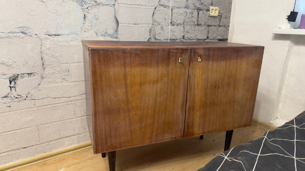 Бабуля сказала что это тумбочка под телевизор, поэтому она широкая и крепкая 