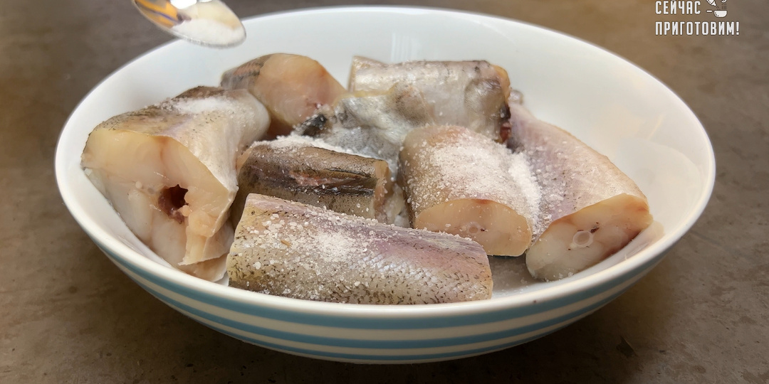 Нежный минтай в сметанном соусе: простой и вкусный рецепт